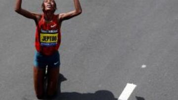 Rita Jeptoo, al t&eacute;rmino de una carrera. 