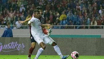 Costa Rica's forward #17 Warren Madrigal and Panama's defender #04 Fidel Escobar fight for the ball during the Concacaf Nations League quarter finals first leg football match between Costa Rica and Panama at the National Stadium in San Jose, on November 14, 2024. (Photo by Ezequiel BECERRA / AFP)