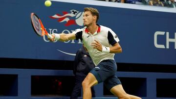 Pablo Carreño devuelve una bola ante el canadiense Denis Shapovalov durante su partido de octavos de final del US Open 2017.