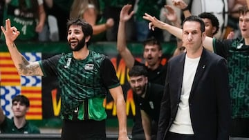 El entrenador de Joventut de Badalona Daniel Miret (d) y el base Ricky Rubio (i) Simon Birgander (i), durante el partido correspondiente a la fase regular de la Liga Endesa disputado contra el Hiopos Lleida este domingo en Badalona.