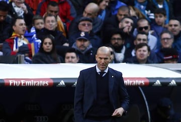 Zidane looks on during Real Madrid's defeat to Barcelona at the Bernabéu.