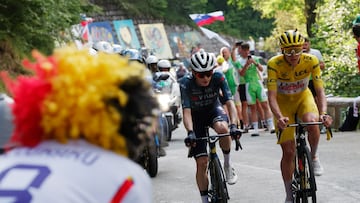 Cycling - Tour de France - Stage 20 - Nice to Col de la Couillole - Nice, France - July 20, 2024 UAE Team Emirates' Tadej Pogacar wearing the yellow jersey and Team Visma | Lease a Bike's Jonas Vingegaard in action during stage 20 REUTERS/Stephane Mahe