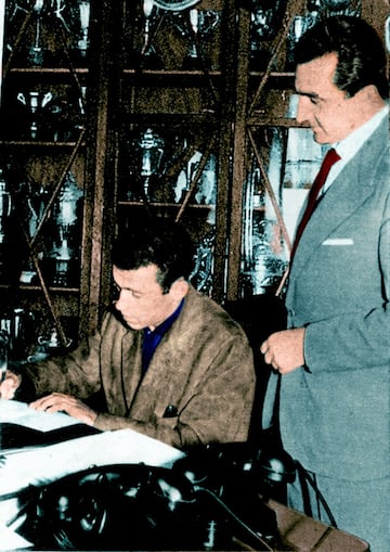 En la temporada 1962/63, tras la insistencia del por aquel entonces presidente del Real Madrid (Santiago Bernabéu) fichó por el club blanco. En la imagen se puede ver a Amancio firmando su contrato como nuevo jugador madridista ante la mirada de Miguel Muñoz.