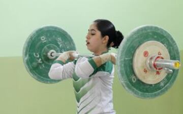 En Sadr City, un barrio chiíta de la capital iraquí, Bagdad, ocho mujeres se preparán para ser las primeras mujeres del equipo de halterofilia femenino de Irak, y conseguir medallas para su país. El equipo de halterofilia femenina representará a Irak en el Campeonato de Asia en Qatar.