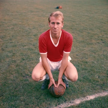 Charlton debutó con el United e el 6 de octubre de 1956 y se convirtió rápidamente en una de la grandes figuras del equipo.