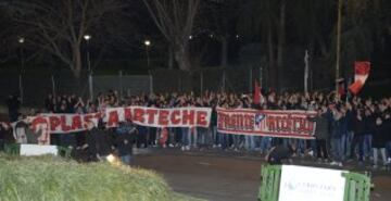 Los seguidores del Atlético acudieron al hotel de concentración para animar a su equipo antes del partido de Champions.