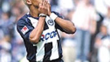 <b>EN LA RECÁMARA.</b> Marcelinho por si acaso falla Kezman.