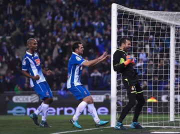 Diego López celebró la parada del penalti lanzado por Leo Messi.