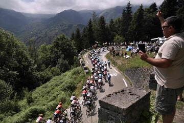 Longitud: 17,2 km / Pendiente media: 7,4% / Rampas máximas: 13% / Altitud: 2.115 m. La grandeza del Tour de Francia no se entendería sin la figura del Tourmalet, probablemente, el puerto más célebre e icónico de la historia. Largo, de rampas muy constantes y elevada altitud, una subida que reúne prácticamente todos los ingredientes para ser una de las más duras que existen.