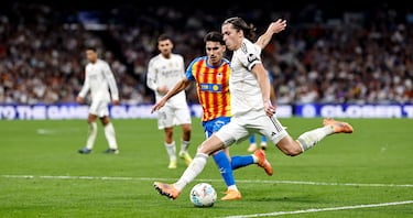 Cae el cuarto y de qué forma. Tremendo el latigazo de Álvaro Carreras, sin mucho ángulo dentro del área del Valencia, clavando el balón en el ángulo del palo largo. Imparable.