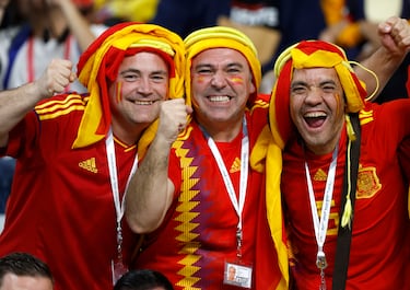 Aficionados españoles en el Khalifa International Stadium.