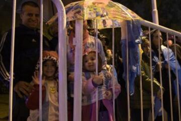 Seguidores a la llegada de la Selección Argentina.