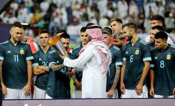 Messi recibiendo el trofeo después del partido amistoso contra Brasil en Arabia Saudi 