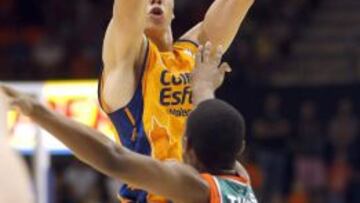 El jugador del Valencia Basket, Lucic (i), trata de vencer la oposición del del Baloncesto Sevilla, Xavier Thames, en su primer partido oficial de la temporada como local, tras su derrota en la pista del UCAM Murcia en la jornada inicial de la Liga ACB.