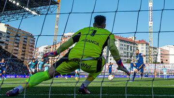 Benzema, marcando de penalti en Balaídos durante la temporada pasada.