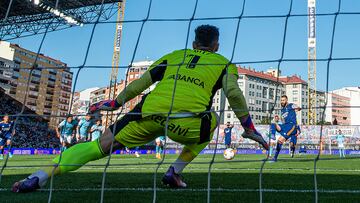 Benzema, marcando de penalti en Bala¨ªdos durante la temporada pasada.