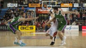 Davin White intenta irse de Markovic y Stefansson.