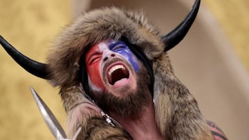 &#039;QAnon Shaman&#039; durante el asalto al Capitolio en Washington D.C, Estados Unidos. Enero 06, 2021.