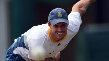 (FILES) In this file photo taken on March 16, 2015 South African captain AB de Villiers bowls during a training session at the Sydney Cricket Ground ahead of the 2015 Cricket World Cup quarter-final match between Sri Lanka and South Africa.
South Africa&