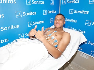 Mbappé pasa el reconocimiento médico con el Real Madrid.