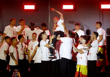 Los jugadores de la selección española  y los aficionados celebran el la plaza de la Cibeles el título de la Eurocopa. En la imagen, Luis de la Fuente manteado por los futbolistas de La Roja.