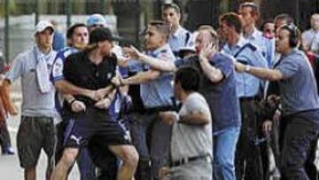 <B>INCIDENTES.</B> Momento de los incidentes entre aficionados y Lussenhoff a la salida del estadio.