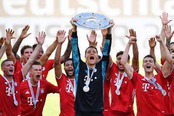 El portero Manuel Neuer levanta el trofeo de campeón. 