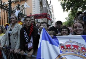 Los seguidores esperan en el hotel de Lisboa la llegada del Real Madrid. 