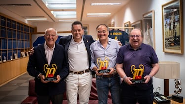 Visita a la redacción de AS de los ganadores del concurso a más finales de Champions del Madrid presenciadas 'in situ'.