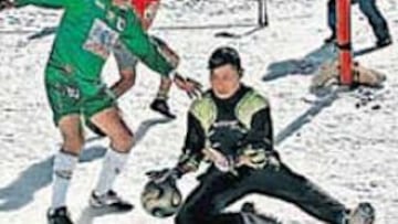 <b>FIGURA. </b>Evo Morales protestó así contra el veto al fútbol en altitud.