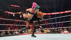 Becky Lynch ataca a Asuka en Raw.