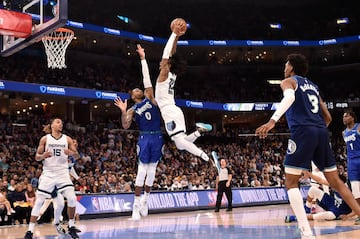 El point guard de los Memphis Grizzlies ataca el aro durante el primer partido de playoffs vs. los Minnesota Timberwolves.