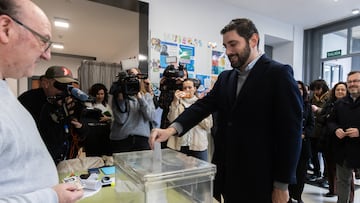 El candidato de VOX al Gobierno de Aragón, Alejandro Nolasco, ejerce su derecho al voto, en el CEIP Miguel Vallés, a 8 de febrero de 2026, en Teruel, Aragón (España). Los aragoneses están convocados hoy a las urnas para elegir a sus representantes en las Cortes de Aragón, unos comicios autonómicos convocados de forma anticipada tras la decisión del presidente del Gobierno de Aragón, Jorge Azcón, de disolver el parlamento en medio de un bloqueo político para la aprobación de los presupuestos regionales.
08 FEBRERO 2026 ELECCIONES AUTONÓMICAS
Javier Escriche / Europa Press
08/02/2026
