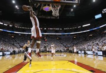 El alero LeBron James de los Miami Heat realiza un mate