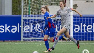 Irene Oguiza, del Athletic, gana un bal&oacute;n en el partido ante el Eibar.