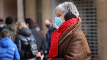 10-12-2020. Terrassa. Gente con mascarilla por la calle. © Foto: Cristobal Castro.