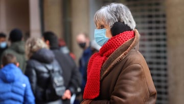 10-12-2020. Terrassa. Gente con mascarilla por la calle. &copy; Foto: Cristobal Castro.