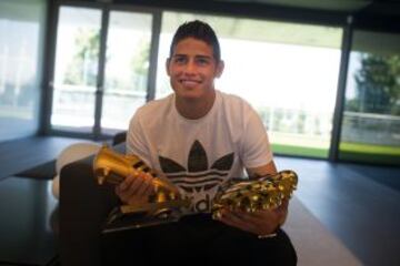 James recibe la Bota de Oro del Mundial de Brasil en Valdebebas