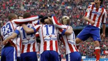 Los jugadores del Atlético se abrazan para celebrar un gol en el encuentro liguero ante el Real Madrid.