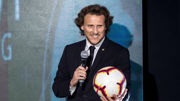 GRAF8005. MADRID, 16/10/2018.- El futbolista uruguayo Diego Forl&aacute;n durante la presentaci&oacute;n de LaLiga Ambassadors, el equipo de jugadores hist&oacute;ricos cuyo objetivo es representar a la competici&oacute;n espa&ntilde;ola por el mundo, est