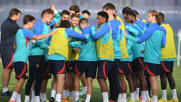 Buen ambiente en el entrenamiento del Barcelona antes de viajar a Sevilla.
