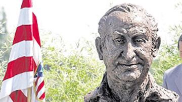<b>EL BUSTO. </b>El busto de Gil, al lado de una bandera del Atlético.
