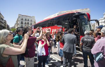 El equipo femenino del Atlético de Madrid sube al autobús tras la recepción en la Comunidad de Madrid. 