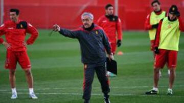 EL 'PROFESOR. Manzano ya sabe puntuar en Valencia con el Valladolid (0-0), Mallorca (1-1 y 0-3) y Sevilla (0-1).