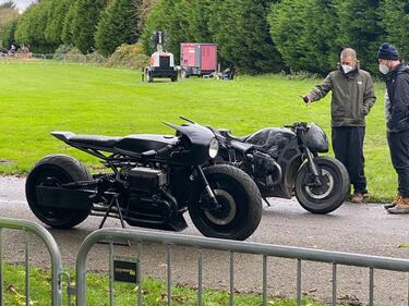The Batman: el Bat-traje y la Bat-moto con todo lujo de detalles en nuevas imágenes del rodaje