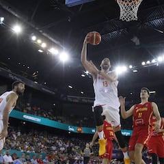 España vuela, divierte y arrolla a Montenegro en su debut