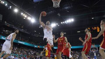 Espa?a vuela, divierte y arrolla a Montenegro en su debut
