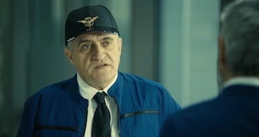 El cómico, es el compañero de guardia de Imanol Arias en la misma escena.