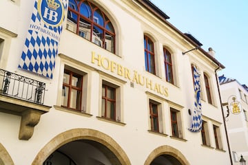 La Hofbr?uhaus es una cervecer¨ªa de M¨²nich propiedad del gobierno del estado b¨¢varo y una de las m¨¢s conocidas de la capital alemana. Se ha convertido en una de las paradas obligadas para los amantes de la cerveza.