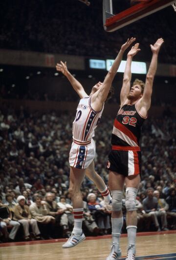 Las Finales de la blazersmania, la locura en Portland con un equipo creado solo siete años antes (1970), que nunca había jugado playoffs ni tenido un récord ganador hasta esa temporada 1976-77, la primera desde la fusión NBA-ABA. Con el legendario Jack Ramsay en el banquillo, los Blazers tenían un maravilloso sistema colectivo que les permitió dar una sorpresa colosal: los Sixers se pusieron 2-0 y no volvieron a ganar. La principal razón, claro, Bill Walton: MVP con medias de 18,5 puntos, 19 rebotes, 5,2 asistencias y 3,4 tapones. En el sexto partido, en el que McGinnis pudo forzar la prórroga, el gigante rojo acabó con 20+27+7+8. Una pelea en el segundo partido despertó el orgullo blazer… y anticipó la remontada.